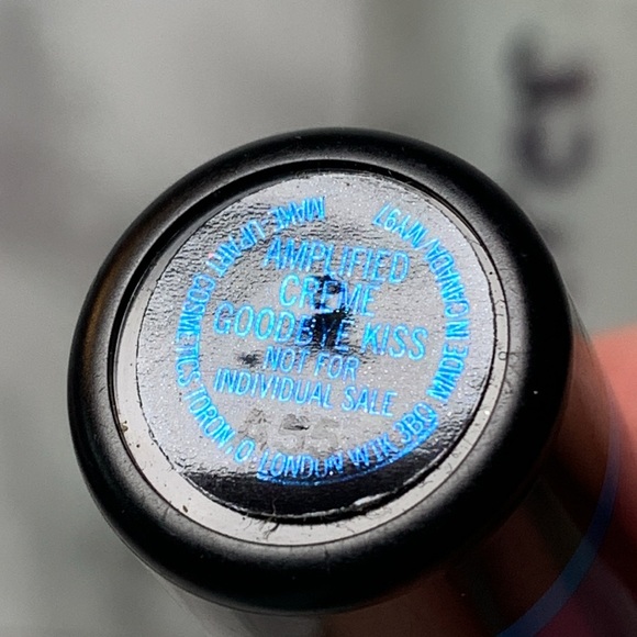 GOODBYE KISS Amplified Creme LE Lipstick MAC - Picture 7 of 14